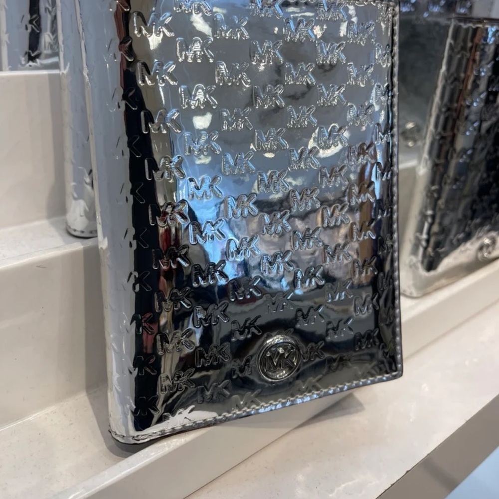 Michael Kors Jet Set Travel Md Sign Patent Logo Debossed  Passport Case
Silver - Picture 13 of 16